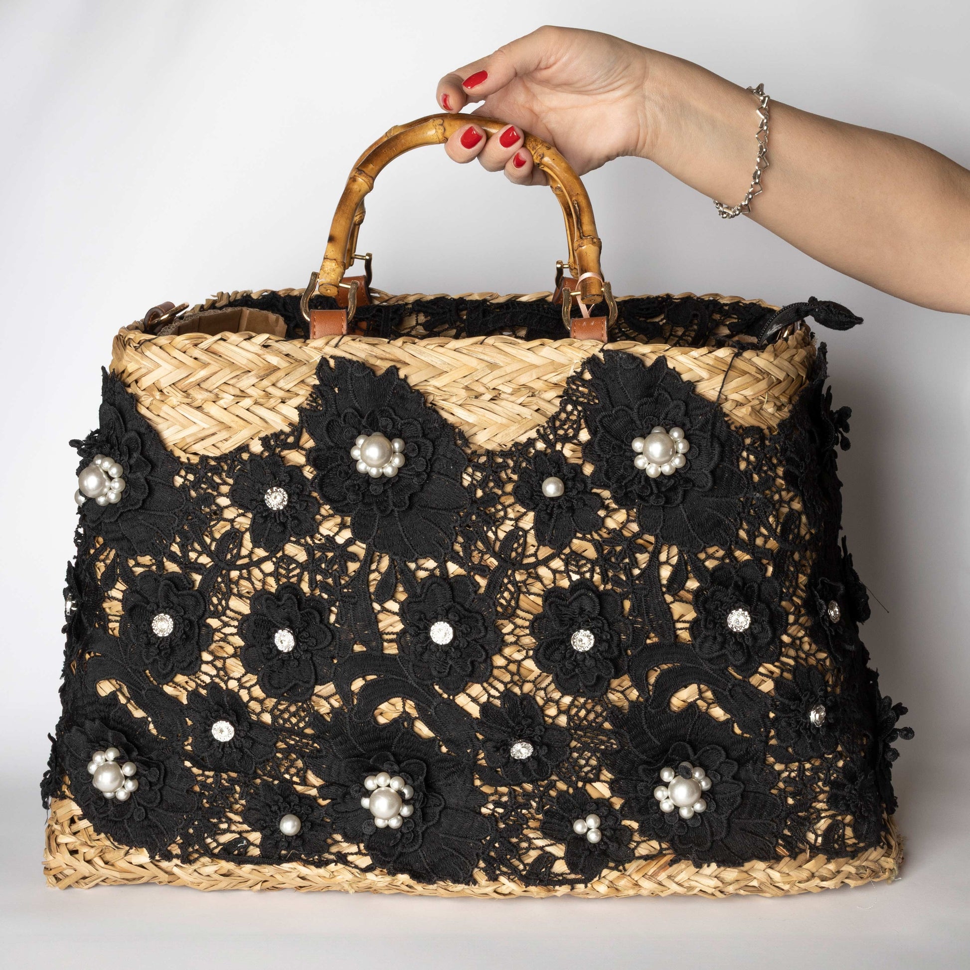 Borsa in Paglia con Ricami Neri e Perle